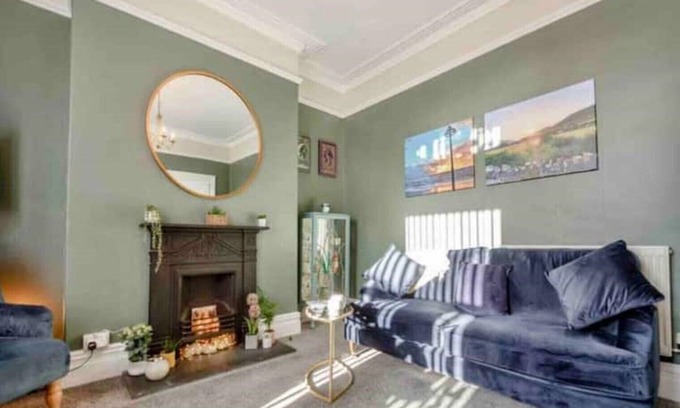 Tywyn House | Luxurious Victorian Seaside House - 3 bedrooms & 3 bathrooms. Private parking.