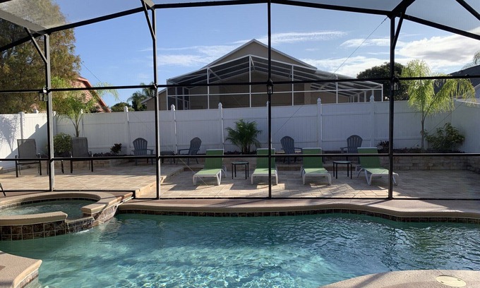 Loma Vista Villa | Luxurious villa with heated pool near Disney