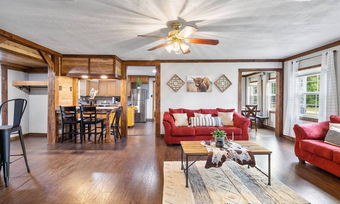 Southeast Houston House | Luxurious Western Home w/firepit,