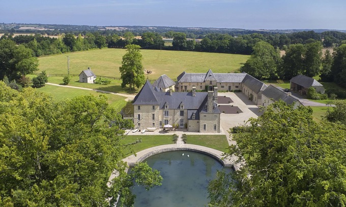 Blay Bed & Breakfast | Luxurius Bed & Breakfast 17th Century manor inside a 200 stud farm horses farm