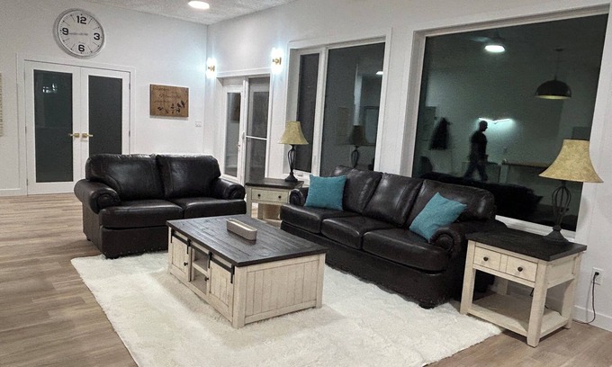 Alberta Beach Apartment | Luxury 1-bedroom corporate apartment with AC, WiFi in Alberta Beach