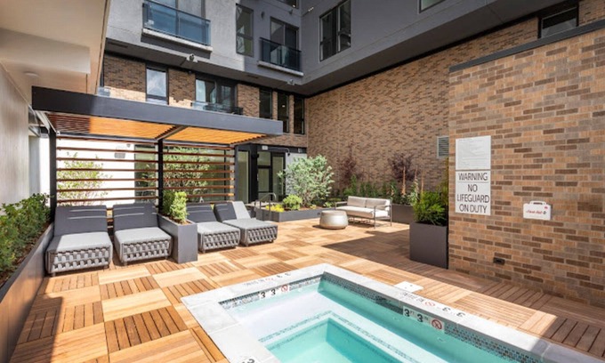 City Park West Apartment | Luxury 1 Bedroom, Gym, Spa, Garage, King bed