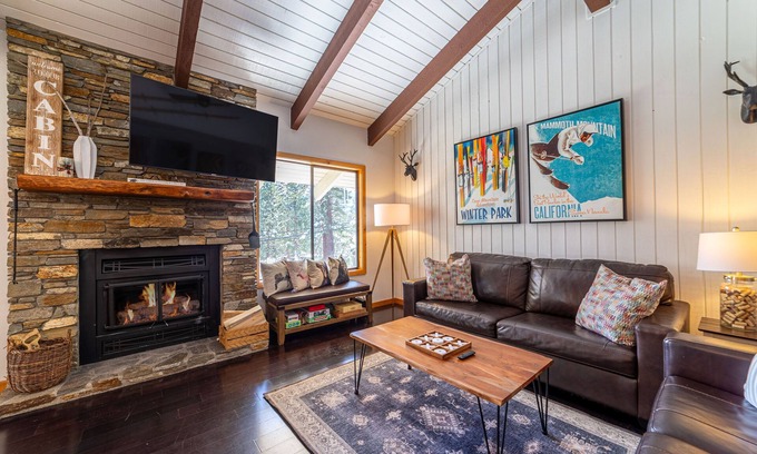 Mammoth Lakes Condo | Luxury 1+Loft Pet Friendly Mtn Retreat with Views!