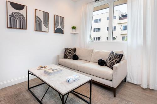 Pico - Robertson Apartment | Luxury 1BR Apt LA Experience