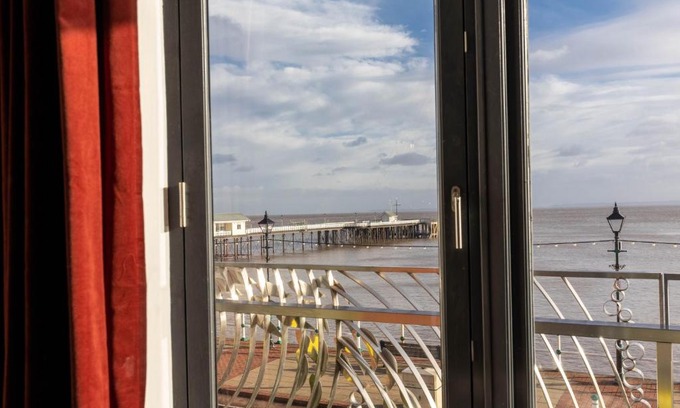 Penarth Apartment | Luxury 1BR Seafront Apartment