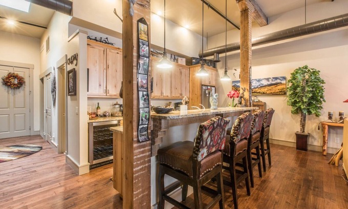 Ouray Condo | Luxury 2-bed-2 bath Loft- Downtown Ouray- Overlooking Main Street-AC