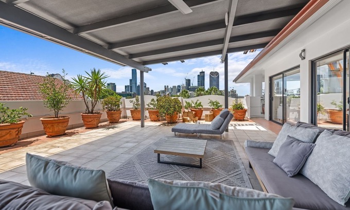 South Brisbane Apartment | Luxury 2-Bed Penthouse with Private Rooftop