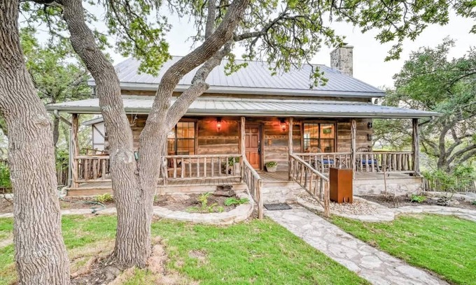 Fredericksburg House | Luxury 23-ac Ranch Hot Tub and Hill Country Views!
