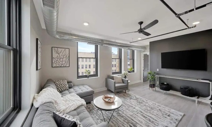 Downtown Lincoln Condo | Luxury 2BD-2BA Condo-DT LNK-Walk to UNL, Memorial Stadium, PBA, & Lied-sleeps 6
