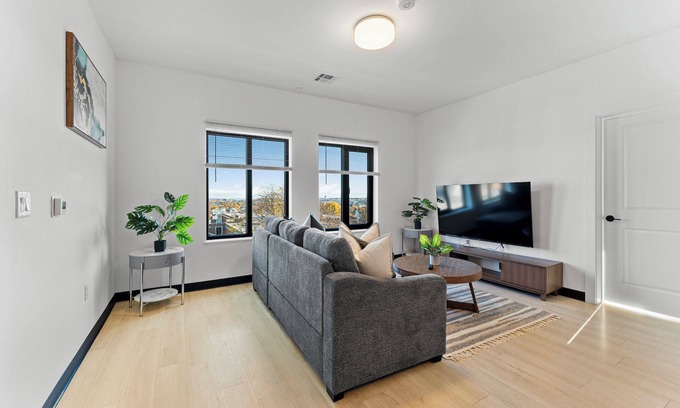 Everett Apartment | Luxury 2bd/2ba near Boston 1802