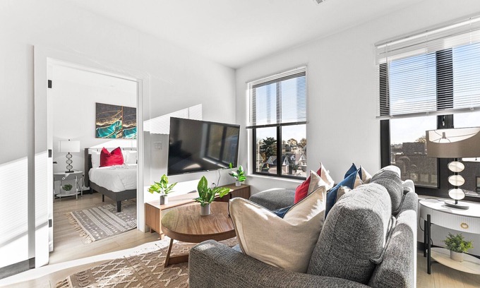 Everett Apartment | Luxury 2bd/2ba near Boston 4039