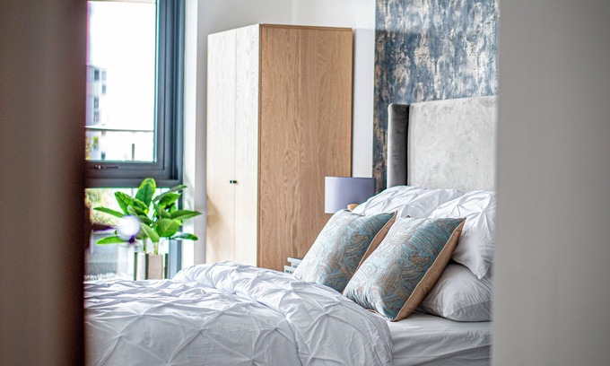 Leeds Apartment | Luxury 2BR/2BA in Leeds Centre w/Terrace & View