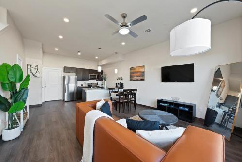 Central Arlington House | Luxury 2BR Getaway Near Stadiums and Texas Live