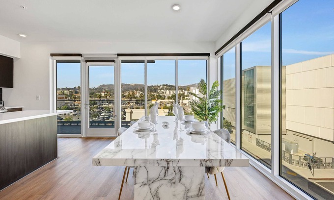 Hollywood Apartment | Luxury 2BR Hollywood Sign View by Oneluxstay