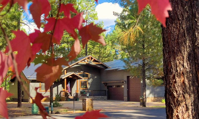 Pinetop Cabin | Luxury 3-Bed 3-Bath Cabin with Fireplace, WiFi, Chef's Kitchen in Quiet Pinetop