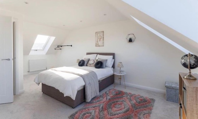Kirkdale House | Luxury 3-Bedroom, 2-Bathroom Home sleeps 7 people