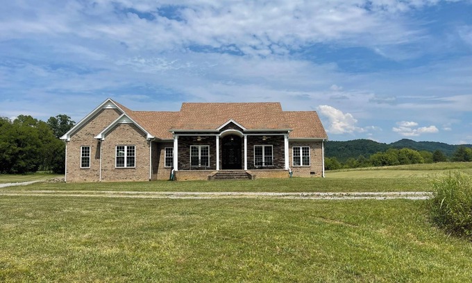Readyville House | Luxury 3-bedroom/3-bath/5-acre retreat in the tranquil foothills of TN