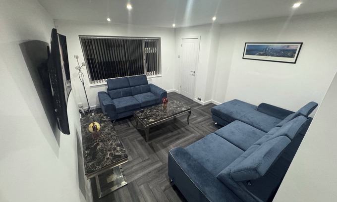 Leeds House | Luxury 3 Bedroom Holiday Home, Sleeps 10,Private Parking, Jacuzzi Bath