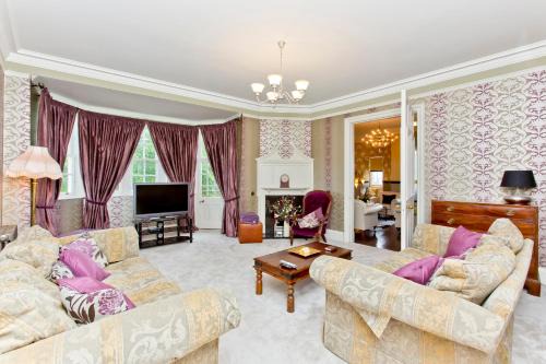 Old Town Apartment | Luxury-3-bedroom Ramsay Garden Apartment next to Edinburgh Castle