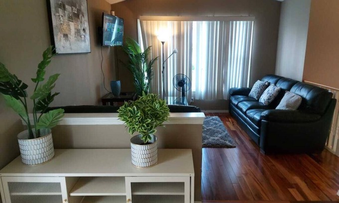Evanston Apartment | Luxury 3 Bedroom Suite near Calgary Airport Wifi Free Parking