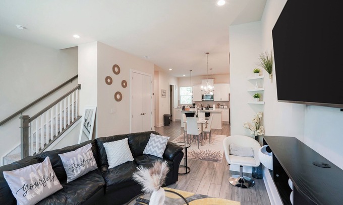Charlotte House | Luxury 3BR & 3BA townhouse 5 Mins to BOA, Spectrum & Uptown Fam & Biz Ready