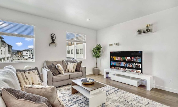American Fork House | Luxury 3BR & 3BA w/WD Near Malls - 10 Mins Drive