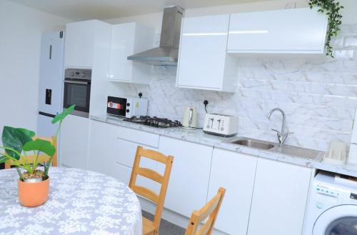 Birmingham Apartment | Luxury 4 Bed 3 bath 6 mins from City Renter
