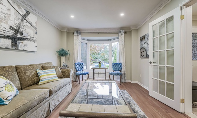 Richmond Hill Villa | Luxury 4 Bedroom/5 Bathroom Huge Ravine Backyard