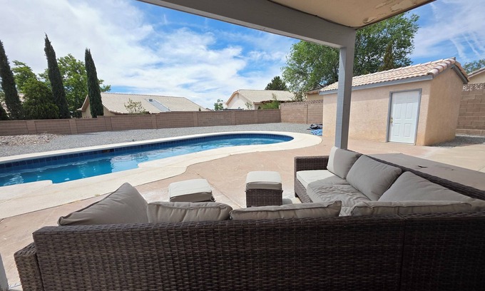 Tierra Oeste House | Luxury 4 Bedroom Private Home with Poolside Retreat