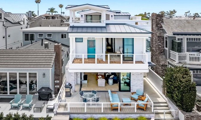 Newport Beach House | Luxury 4 bedroom, 5 bath home on E. Bayfront, Little Balboa Island
