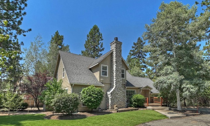 Fox Farm Cabin | Luxury 4 Bedroom Cabin! Peaceful & Private Setting! Arcade Games! Gazebo w/Outdoor Dining! Short Drive to Mountain Resorts, Lake Access & Big Bear Village!