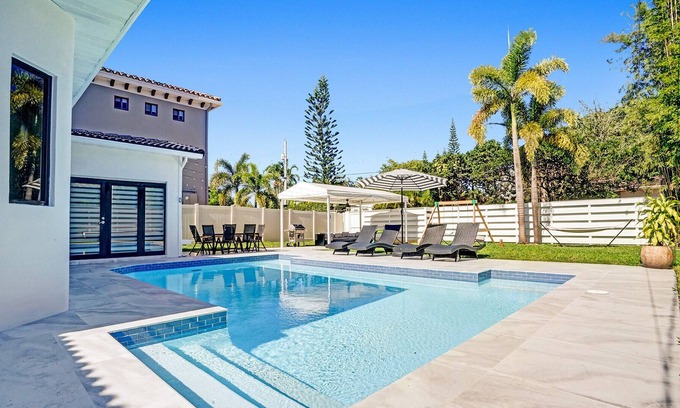 South Lake House | Luxury 4 BR Villa ,HEATED POOL, Garden, Mins to Beach