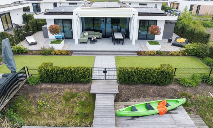 Zeewolde House | Luxury 4-person villa on the water. Including sun shower, canoe, sup board, beautiful garden and private jetty. Enjoy peace and comfort!