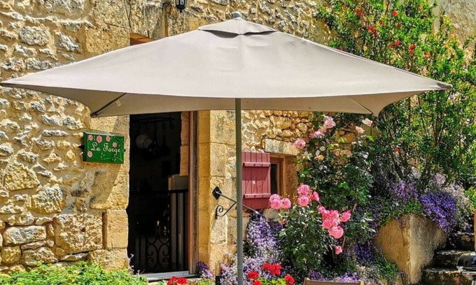 Les Eyzies Cottage | Luxury 4 star riverside stone cottage, stunning 4 acre gardens, pool, games room