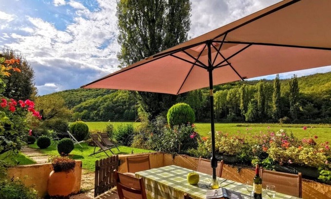 Les Eyzies Cottage | Luxury 4 star riverside stone cottage, stunning 4 acre gardens, pool, games room
