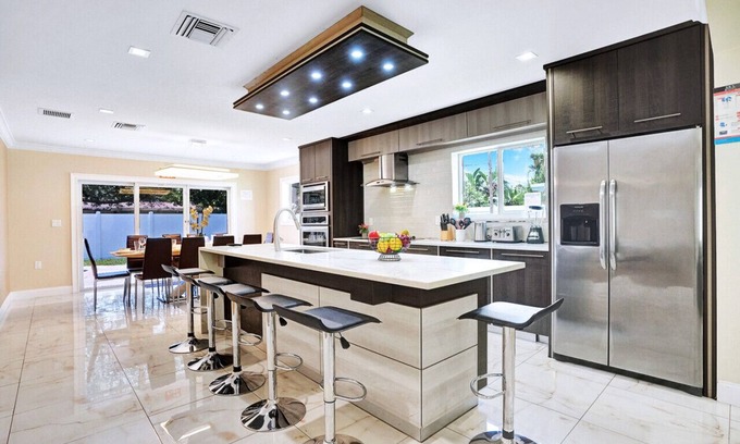 South Lake Villa | Luxury 4BR/4BA Villa Heated Pool Minutes To Beach