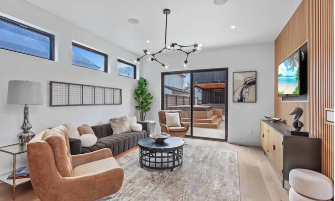 Coeur d'Alene House | Luxury 4BR w/hot tub - Walk to lake & shops!