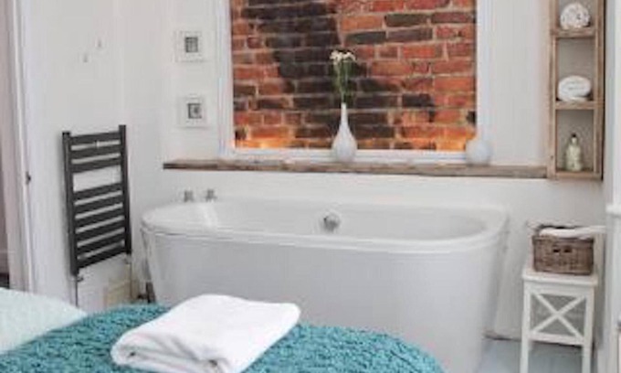 Brighton House | Luxury 5 bed house near to City Centre and Beaches. Sleeps 12, outside courtyard