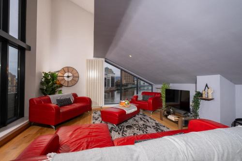 Belfast City Centre Apartment | Luxury 5-Bed Penthouse with Free Parking & Views