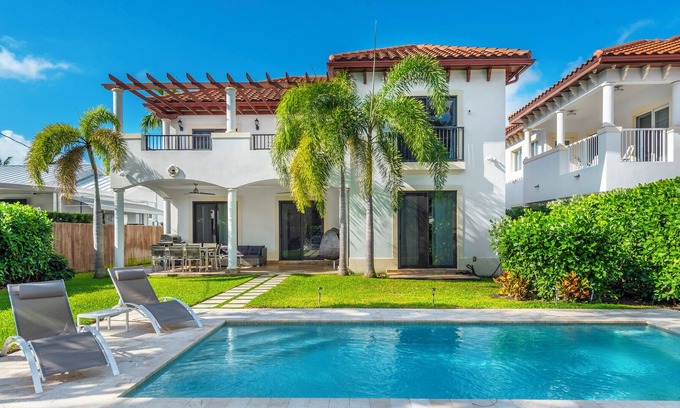 Northeast Coconut Grove Villa | Luxury 5 Bedroom Villa in Miami with heated pool