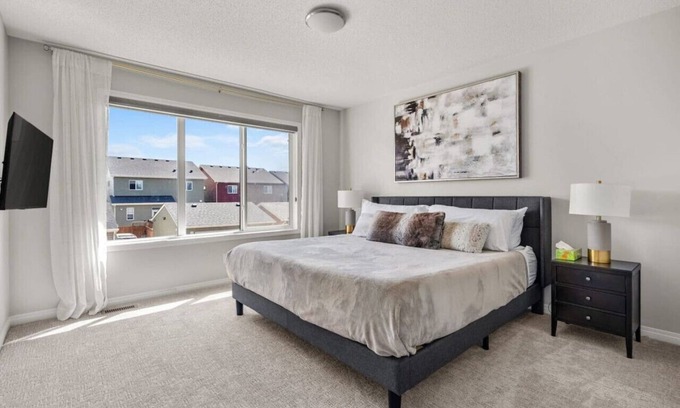 Northwest Calgary Apartment | Luxury 5 BR House w Central AC » Garage » Sleep 16