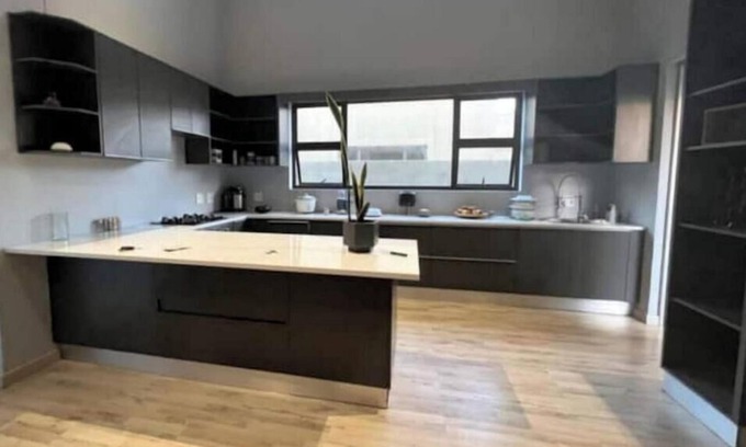 Windhoek House | Luxury 5BR Retreat in Omeya