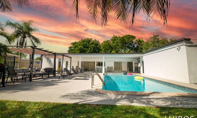 Cutler Bay House | Luxury 5BR Retreat w/Pool & Games in Miami