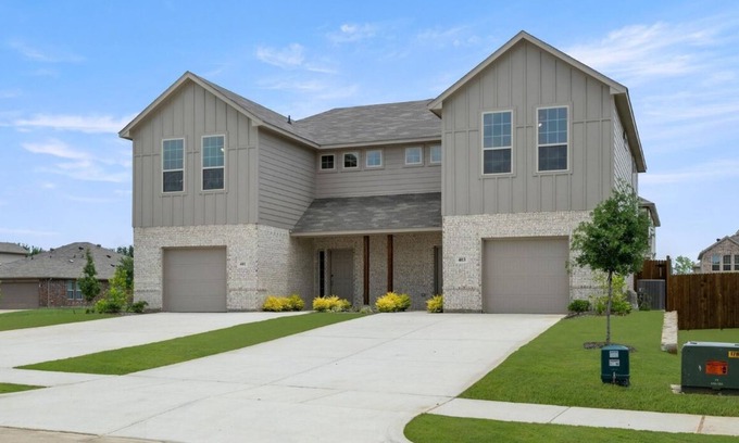 Denton House | Luxury 6-bedroom Villa near UNT & Medical City Denton