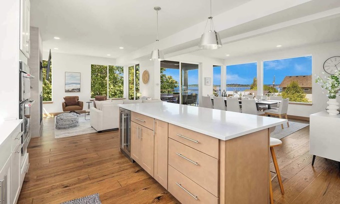 North Admiral House | Luxury 6 BR Mansion w/Water Views & Walk to Beach