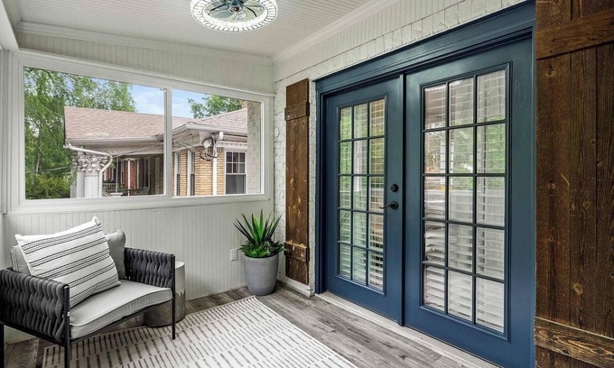 Midtown House | Luxury 6 Br~Sleeps 13~Fire Pit~Dog Friendly