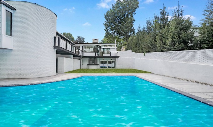 West Orange House | Luxury 6BR Contemporary Retreat with Pool, Gym & Dual Balconies – Near NYC