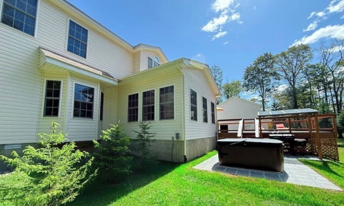 Tobyhanna House | Luxury 6BR Home+OutdoorSauna+HotTub+Creek+InForest