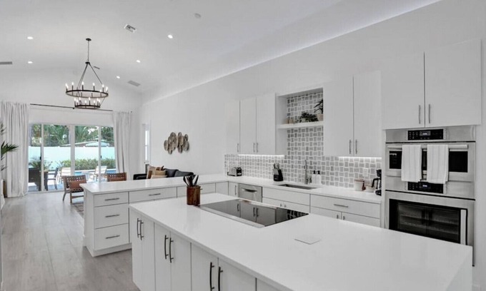 Poinsettia Heights House | Luxury 7BD Oasis w/ Pool 3min to Las Olas & Beach