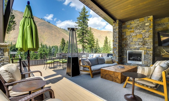 Warm Springs House | Luxury Alpine Home w/Hot Tub: 1 Mi to Sun Valley!
